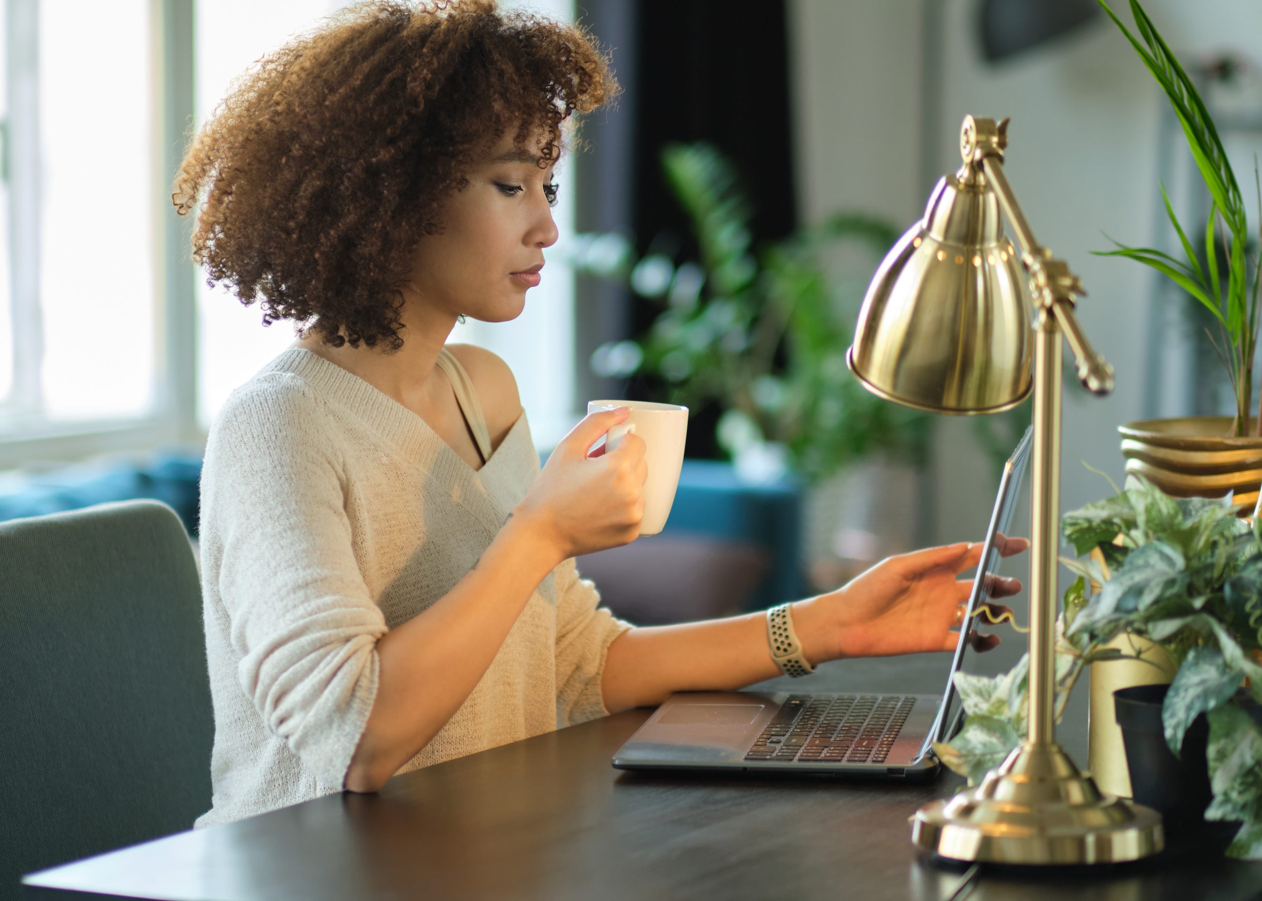 Woman working on laptop. Link takes you to the Bank of Versailles Digital Banking page.