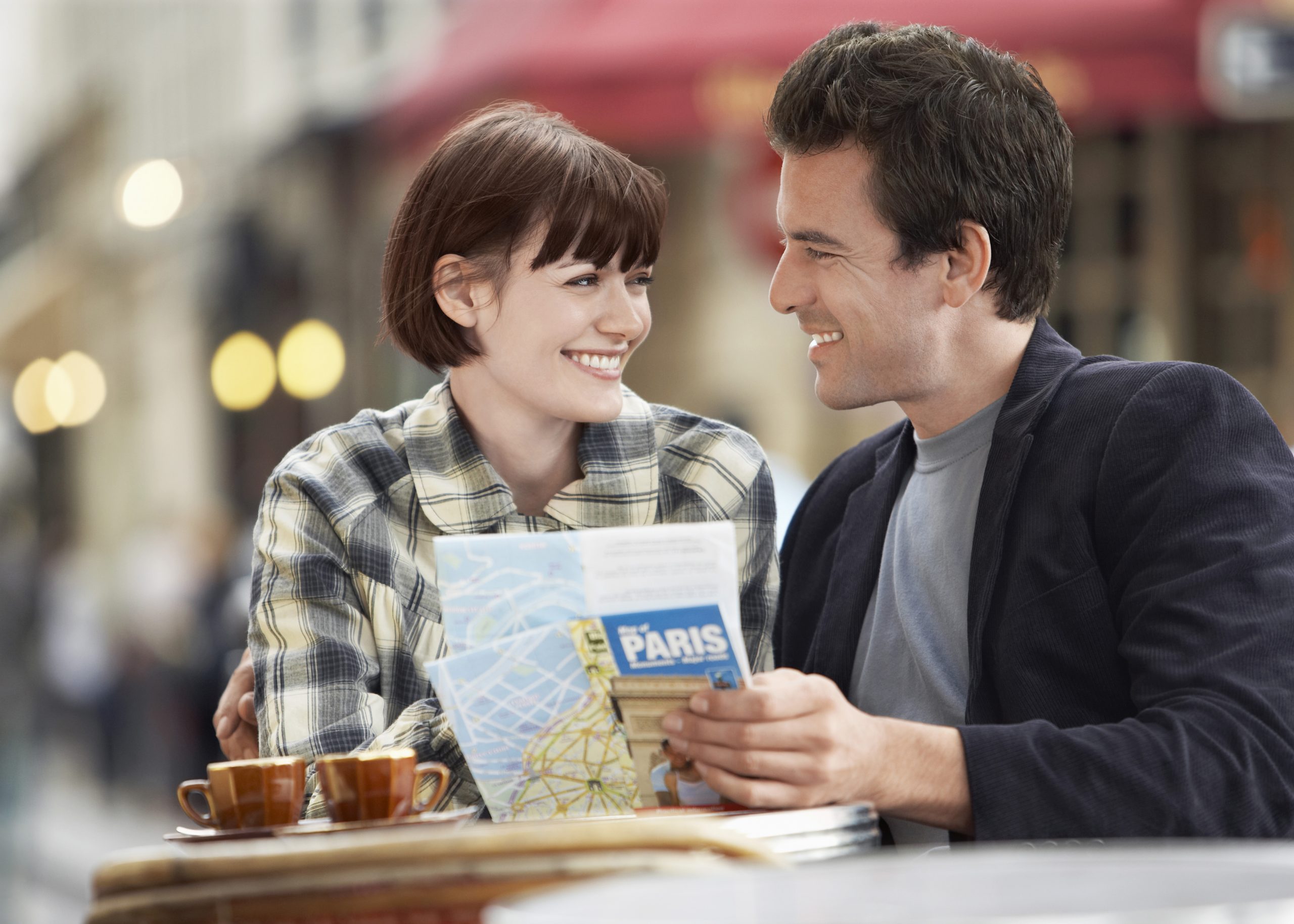 Image of couple on vacation in Paris.